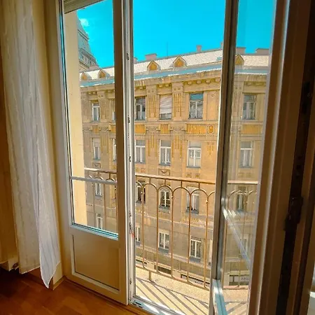 King One In The Center - Netflix Budapeşte