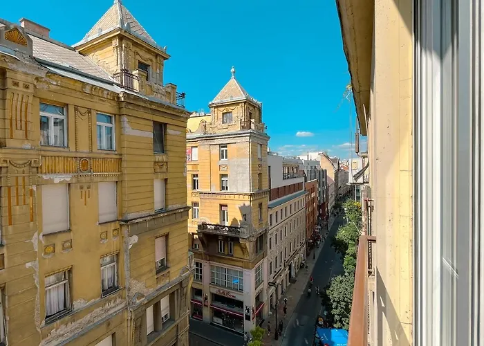King One In The Center - Netflix Budapest