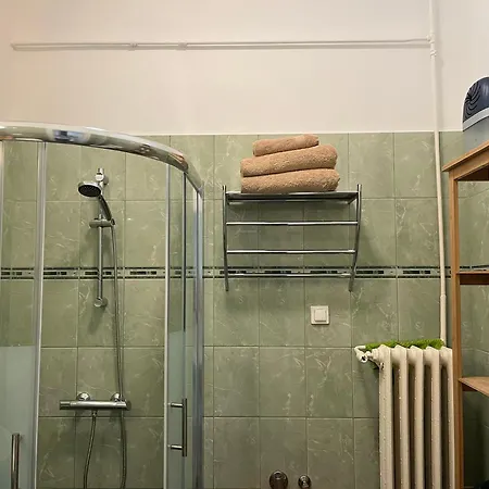 King One In The Center - Netflix Apartment *