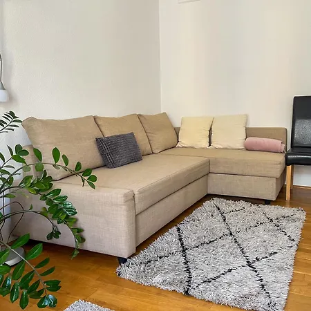 King One In The Center - Netflix Apartment
