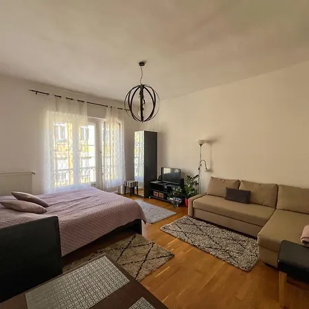 King One In The Center - Netflix Apartment *