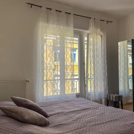 Apartment King One In The Center - Netflix *